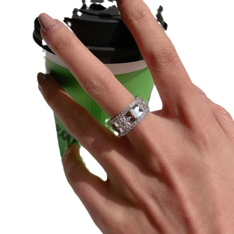 A niche design, sweet and cool, fashionable, light luxury and trendy bracelet, a female Internet celebrity, with a unique and heavy craftsmanship, an eight-pointed star zircon bracelet ring Item Picture