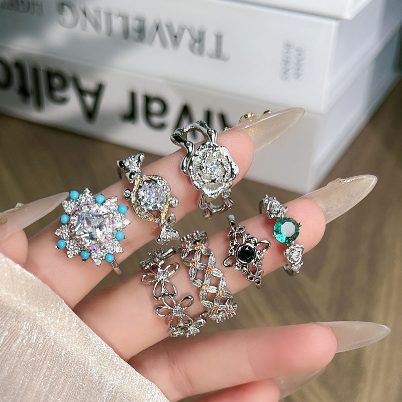 A light and luxurious blue pine hairpin with flowers, a fashionable and niche two-color ring, a unique and elegant floral ring for women Application Scenario