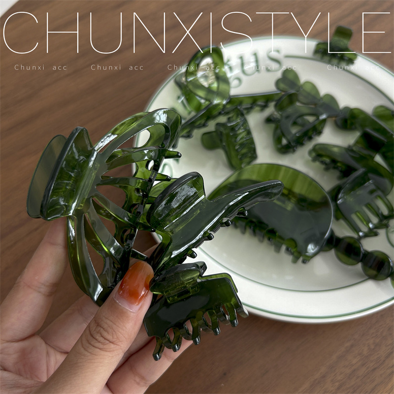 A high-end French acetate dark green shark clip with a simple and elegant style. The back of the head is a Korean hair accessory Specification drawing