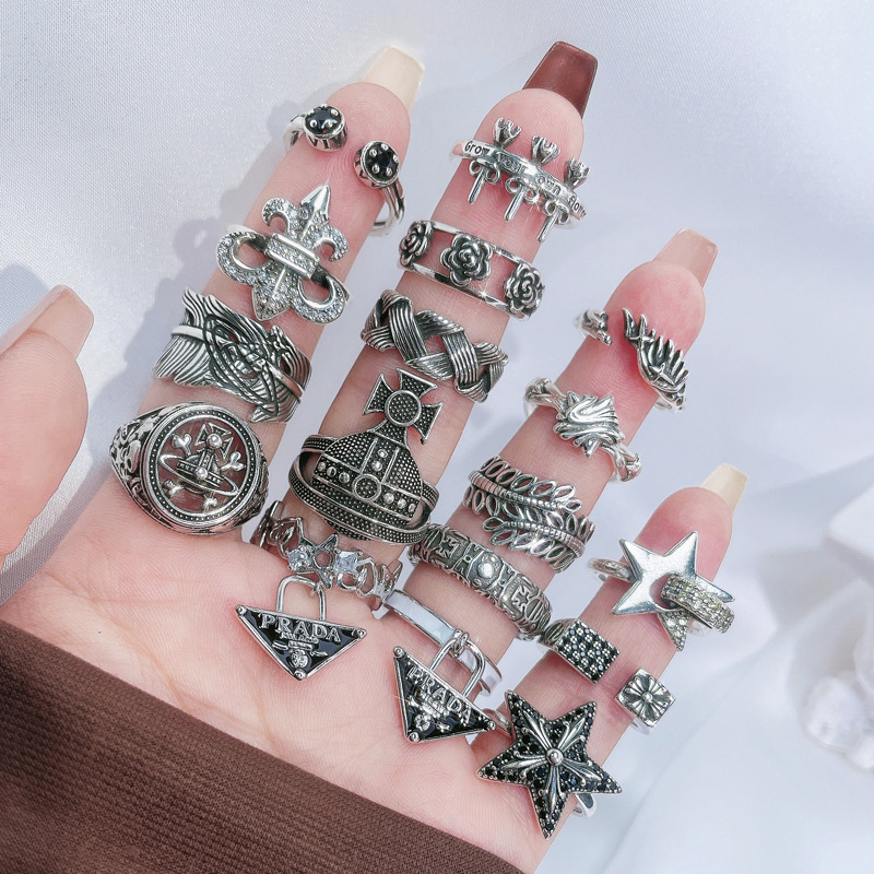 A retro punk style star and Saturn simple open ring for women, with a unique and high-end feel, is a versatile index finger ring full figure