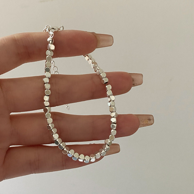 The design sense of the Xiaomi bead square bracelet for women's summer is light luxury and niche. The collarbone chain has a sparkling plain ring necklace Application Scenario