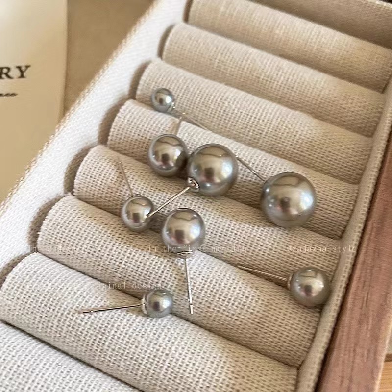 This is the same style of round, strong, and multi-colored pearl stud earrings from the Shi family, featuring a French retro style and a versatile design Application Scenario