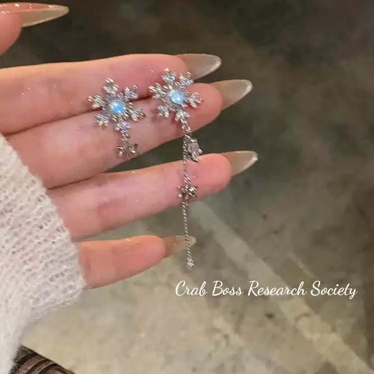Asymmetrical snowflake zircon tassel earrings, simple and long earrings in a cold and aloof style for women, exquisite stud earrings, and high-end earrings full figure