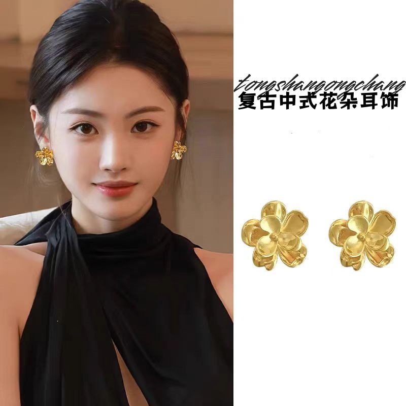 Springtime golden textured flower stud earrings for women, French retro, fresh, fashionable, exquisite and high-end, versatile earrings full figure
