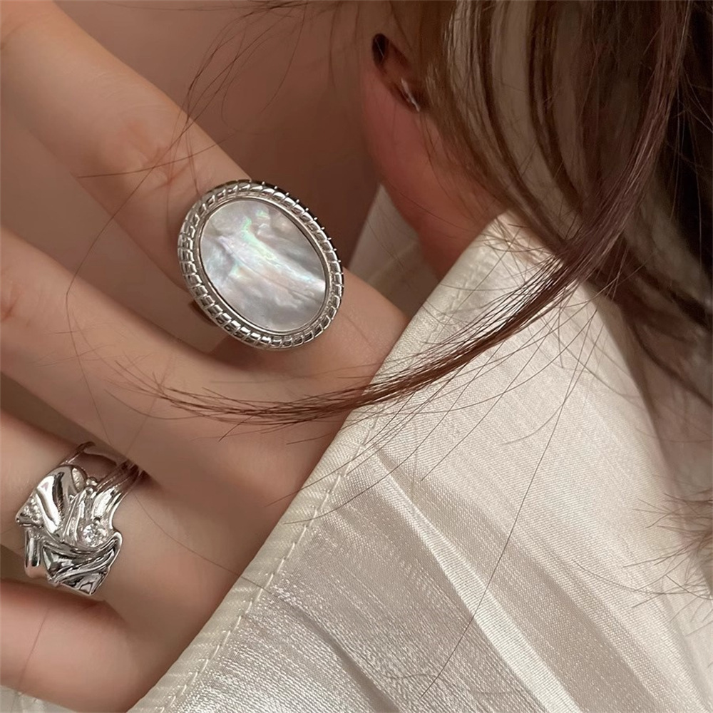 A natural white mother-of-pearl ring from Europe and America, a niche design for women's index finger rings on Instagram. It's a light luxury, high-end, fashionable and personalized ring details Picture