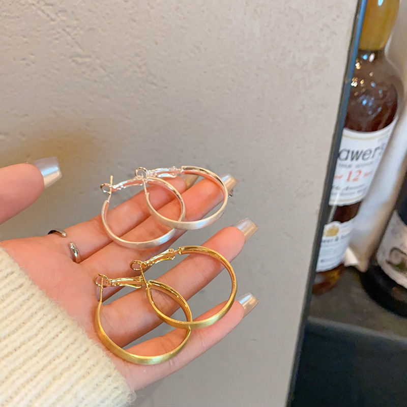 Korean classic matte plain ring earrings, versatile, niche, simple, wide face ear rings, high-end, trendy and hot girl earrings full figure