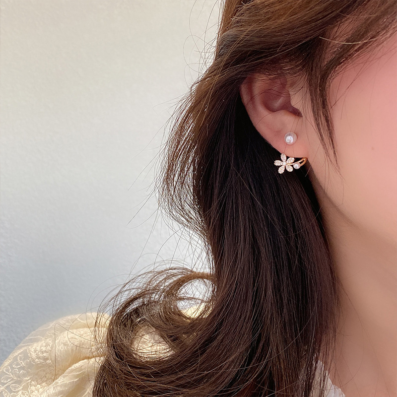 Korean niche design pearl flower earrings, a new style of trendy, light luxury and high-end small stud earrings for women in 2025 details Picture