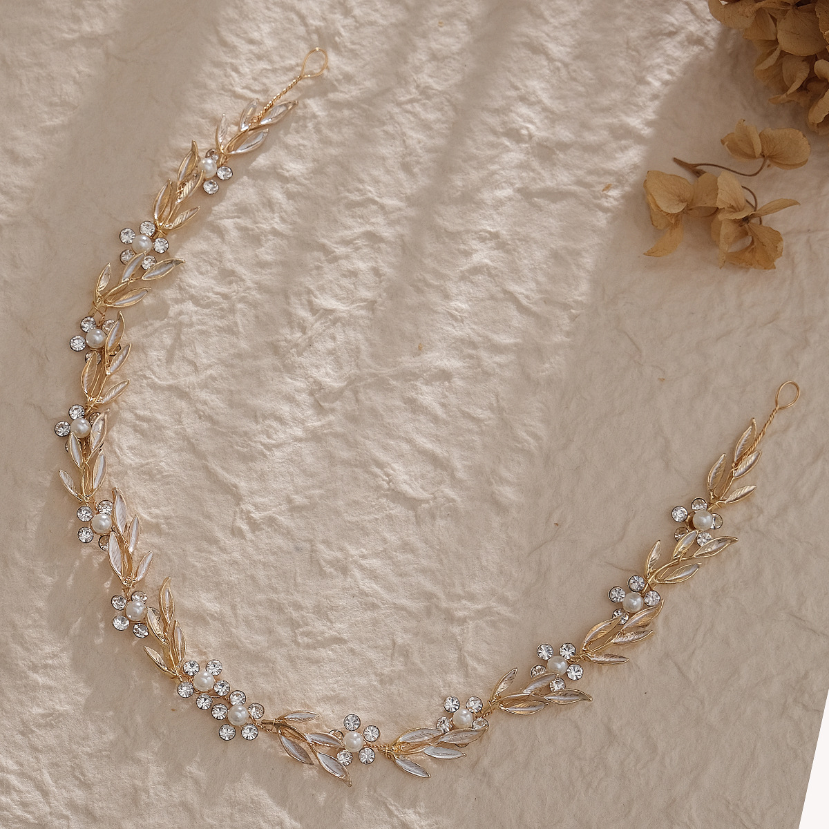 European and American fashionable wedding accessories, headbands, simple alloy leaf hair bands, hair bands, pearl water diamond bridal headwear, hair accessories Application Scenario