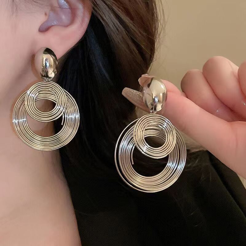 Round earrings, with a unique design sense, are a new bestseller in 2025. They exude a sense of high-end elegance and are suitable for women's autumn and winter earrings Specification drawing