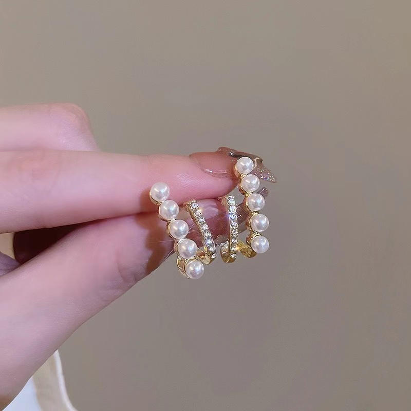 The new Korean version of trendy, high-end, light luxury and niche stud earrings are versatile for women's charm, exquisite and fashionable, and feature a trendy design details Picture