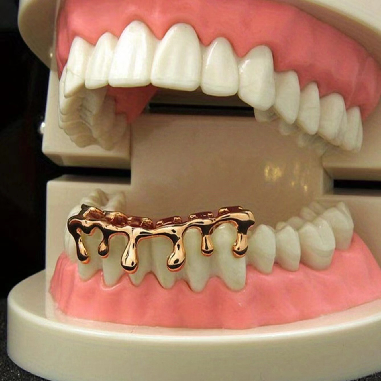 The new grillz Halloween series of water-drop lower teeth hip-hop six-tooth and eight-tooth braces and gold-plated dental ornaments are selling well across the border in Europe and America full figure