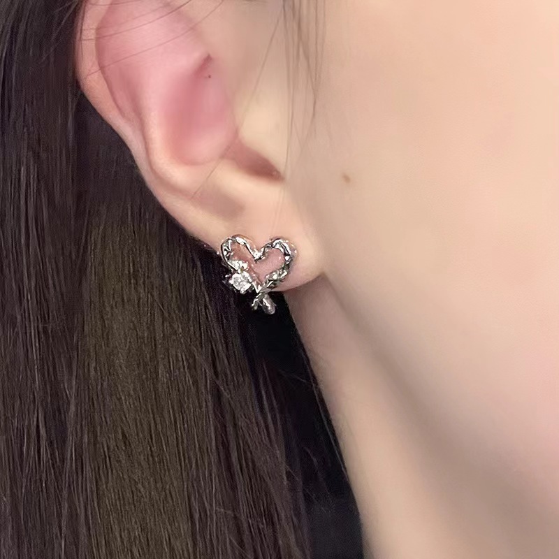 Exquisite and versatile hollowed-out heart-shaped zircon earrings, summer hot girl earrings, niche and special design sense, internet-famous earrings Specification drawing