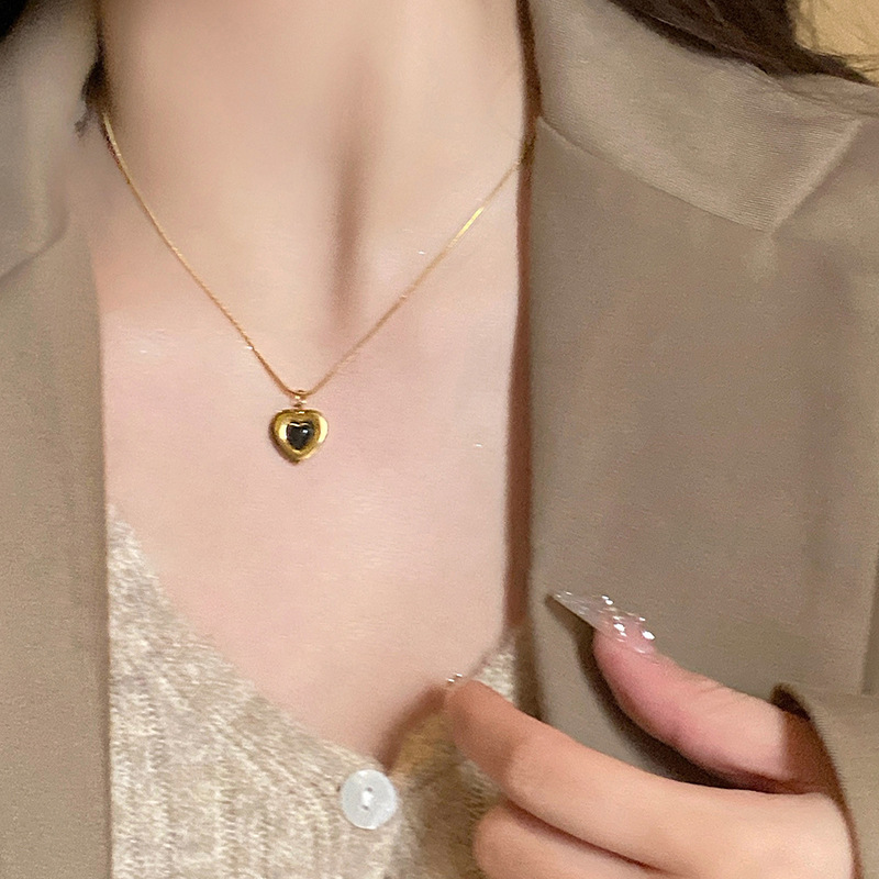 Private collection sharing ~ Heart-shaped alloy necklace, a light luxury and niche design accessory for women, sweet and cool collarbone chain for hot girls Application Scenario