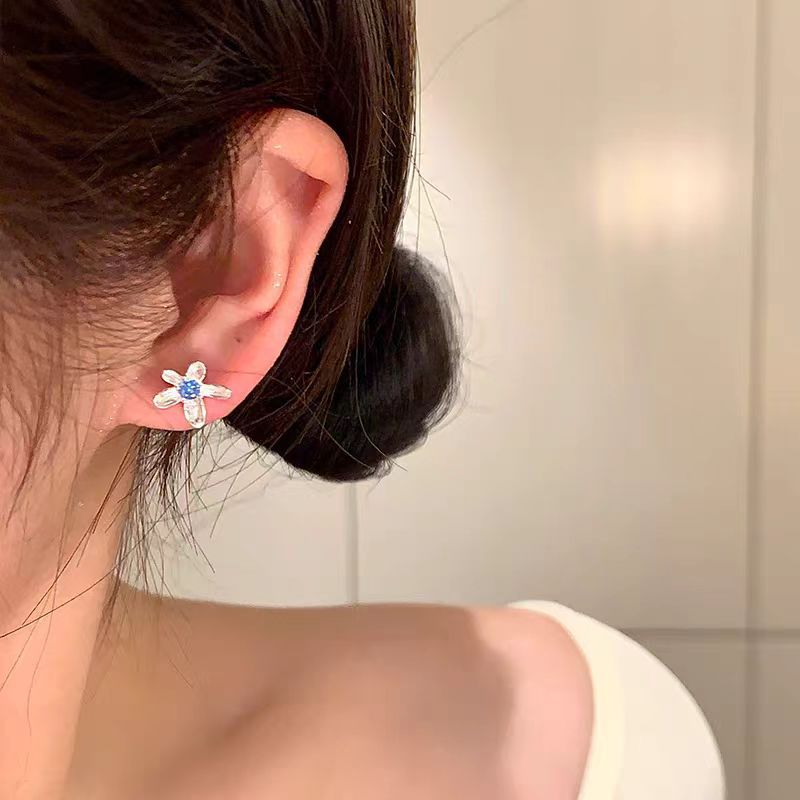 Cool sea blue diamond three-dimensional five-petal flower stud earrings for women, small and irregular ins style forest-themed super ethereal and exquisite earrings details Picture