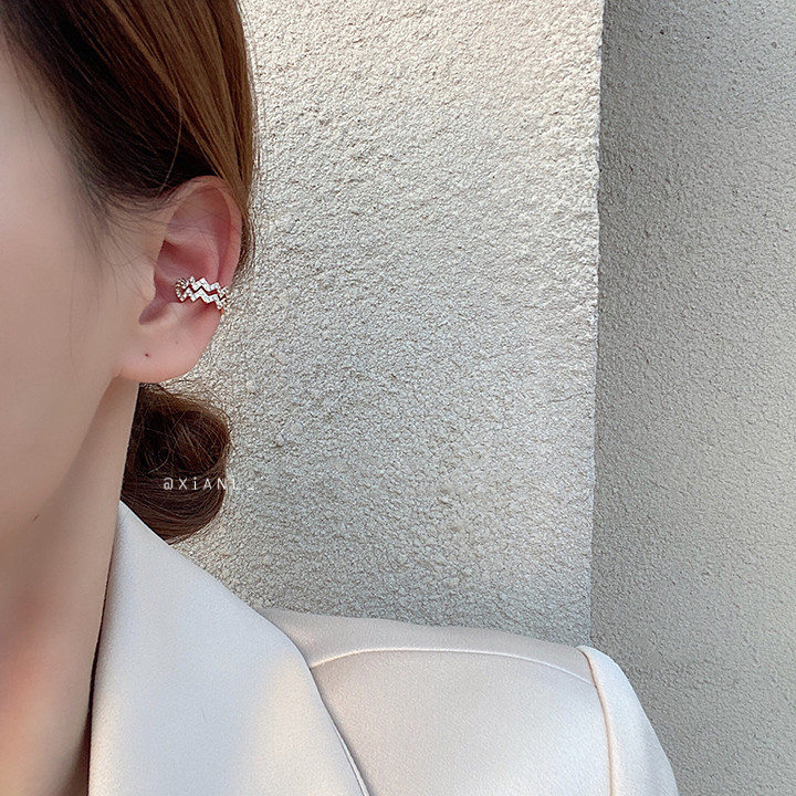 The diamond-encrusted ear clips exude a cold and retro feminine charm. The ear bone studs have no ear holes and are ethereal and forest-like, extremely fairy-like Specification drawing