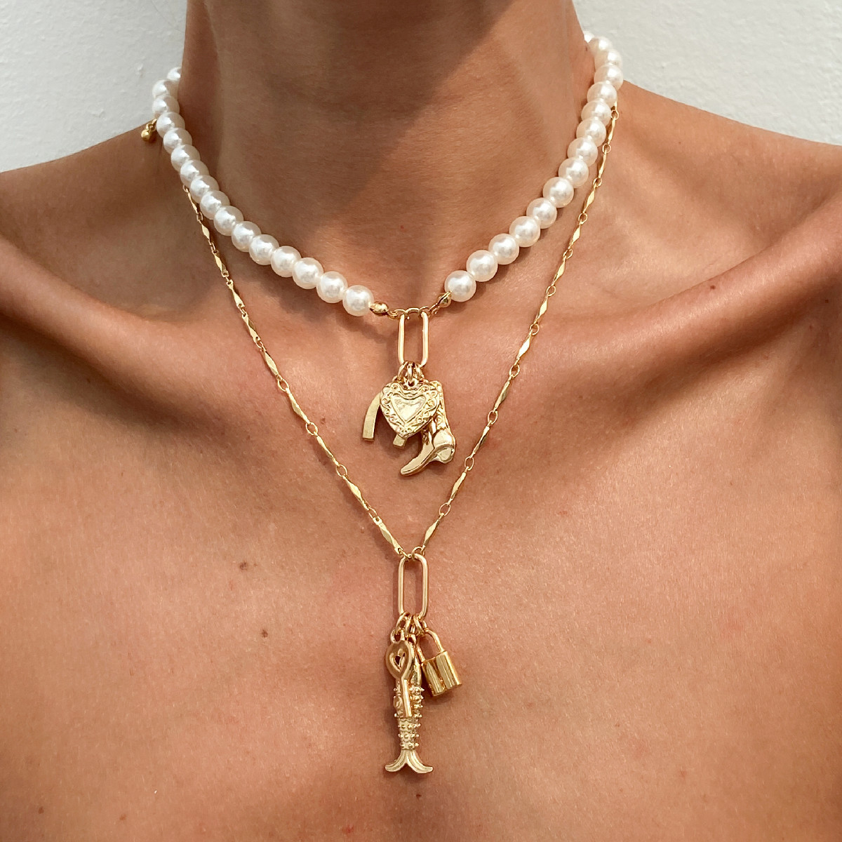European and American cross-border jewelry, Baroque pearl beaded necklace, retro heart-shaped small fish alloy pendant, collarbone chain full figure
