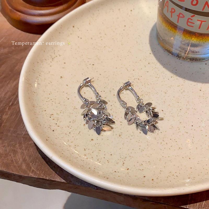 The sweet and cool silver tassel earrings exude a sense of sophistication for women. The versatile rear-hanging stud earrings are unique and personalized metal earrings Specification drawing