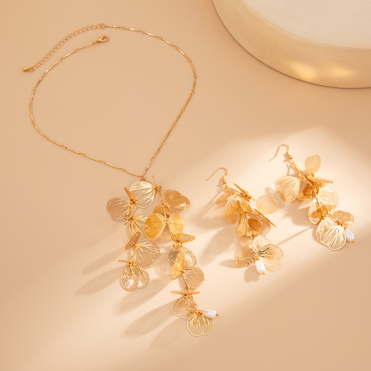 A rare European and American ginkgo leaf tassel necklace with a sweet and cool design sense, a cross-border retro pull-out collar accessory choker Application Scenario