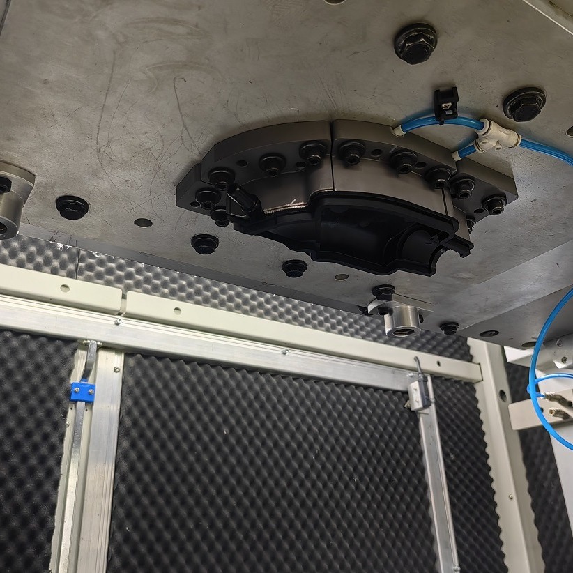 The Weituo VW500 vibration friction welding machine is used to weld the engine resonant cavity details Picture
