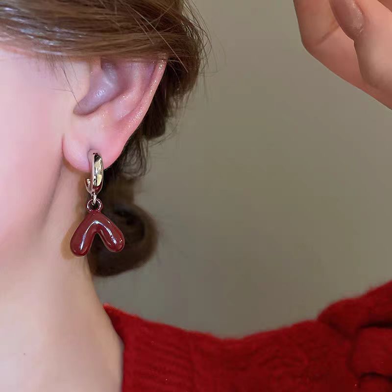 The Ankela red glazed heart-shaped pendant earrings are fashionable, sweet and elegant. The stud earrings exude a light luxury and high-end feel. They are versatile for women Specification drawing