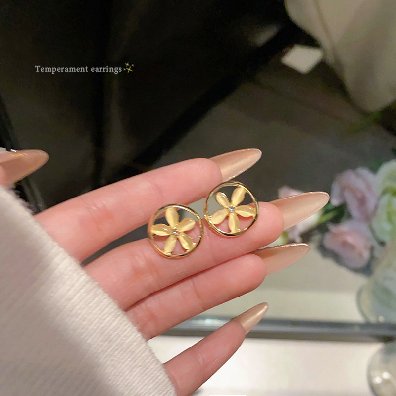 925 Silver Needle cat's Eye Flower Earrings, women's niche design sense, hollowed-out stud earrings, high-end and elegant autumn and winter earrings full figure