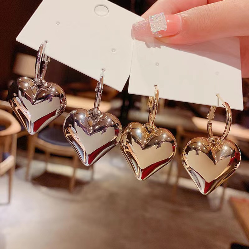 The new 2025 model of the stylish and high-end heart-shaped ear rings for women features a unique and versatile design with a three-dimensional heart-shaped stud full figure