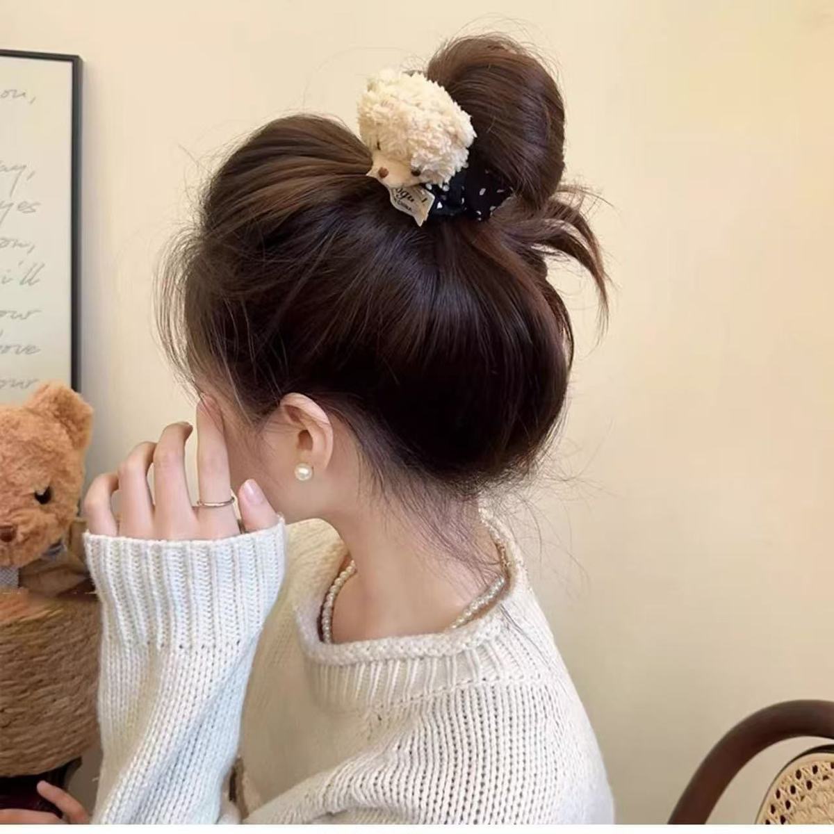 The autumn and winter collection features a high-end and elegant plush bear hair band, a fashionable and cute ponytail hair tie, and a new bun hair accessory Application Scenario