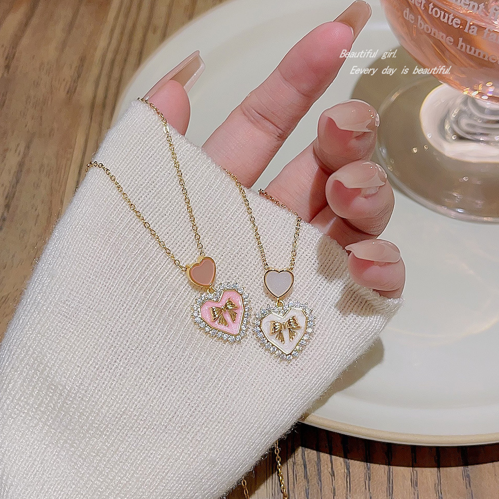 Heart-shaped titanium steel necklace, a niche design for women, a heart-shaped pendant, an ins collarbone chain, a popular accessory with a simple and elegant style Specification drawing