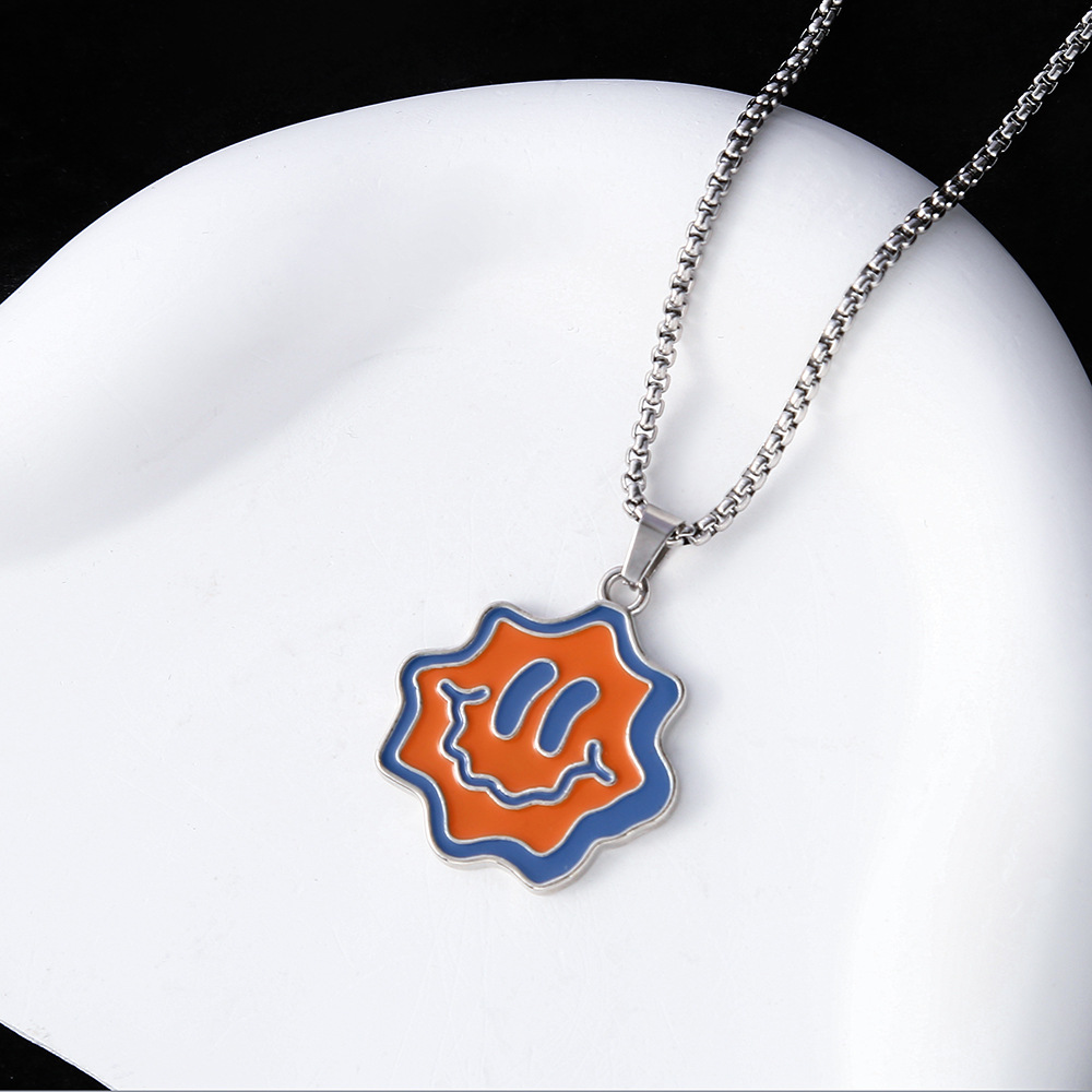 New smiling titanium steel necklace, a fashionable and trendy cartoon cute expression necklace, a hip-hop couple's personalized pendant accessory Specification drawing