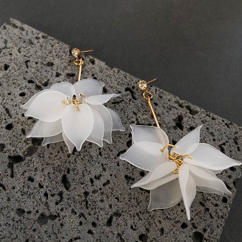New Korean version of fashionable crystal flower earrings, versatile and elegant fairy stud earrings, Dongdaemun jewelry from South Korea details Picture