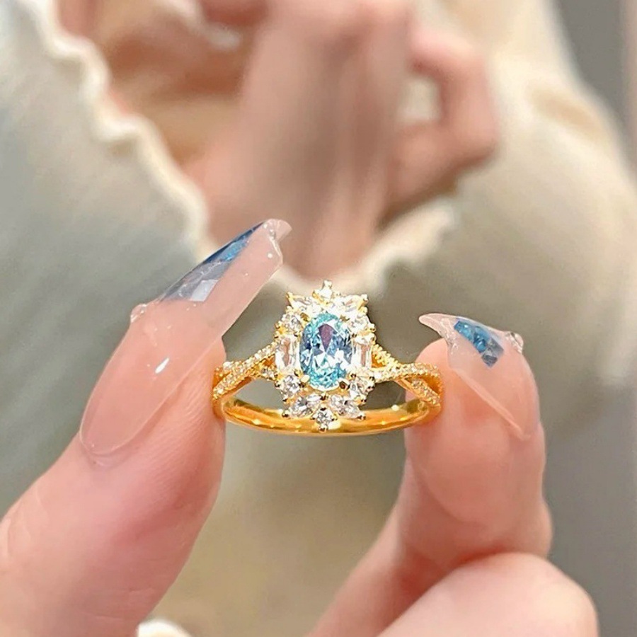 The court retro style hollowed-out lace ice flower cut blue pigeon egg ring is feminine, light luxury and high-end ring trend full figure