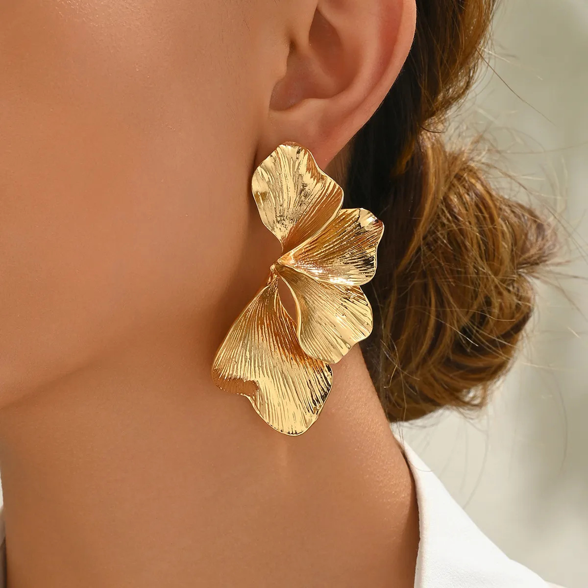 Irregular pleated petal stud earrings for women in the summer of 2025, a trendy European and American fashion accessory with a unique personality and a versatile style that is popular among Internet celebrities Specification drawing