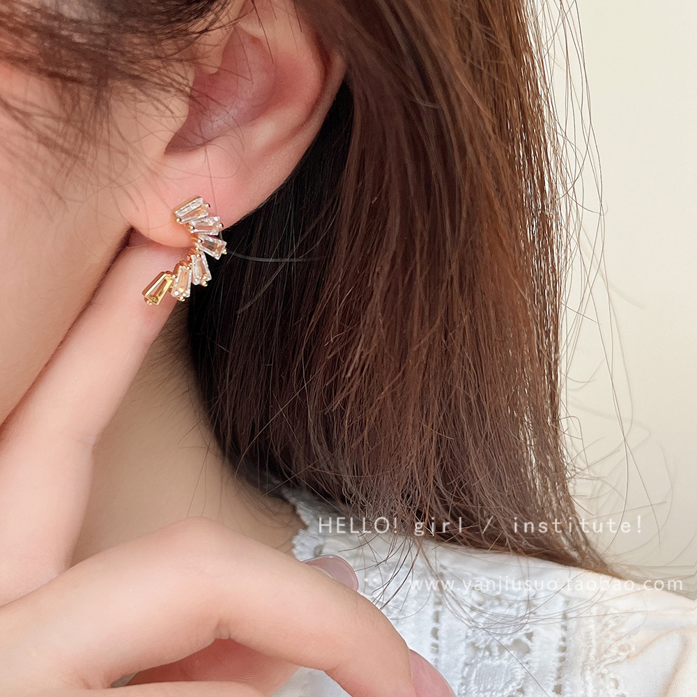 Exquisite zircon stud earrings for women's summer, a niche design of earrings, a new style of trendy, light luxury and high-end accessories in 2025 full figure