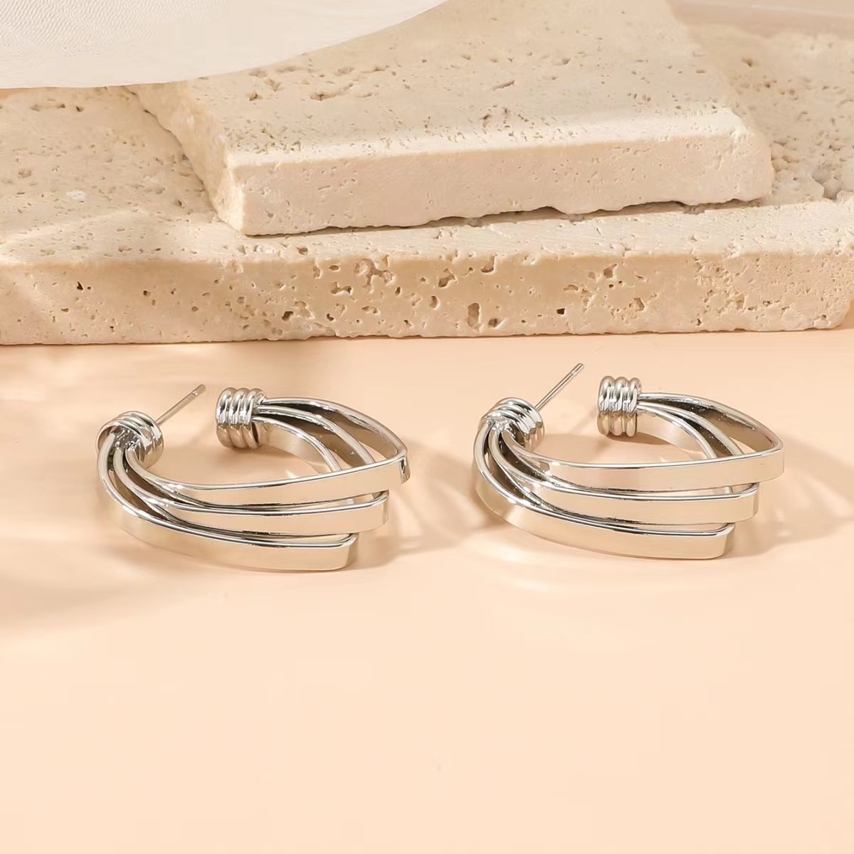 New, versatile and fashionable earrings with a unique design sense from Europe and America, exuding a sense of elegance and sophistication Application Scenario
