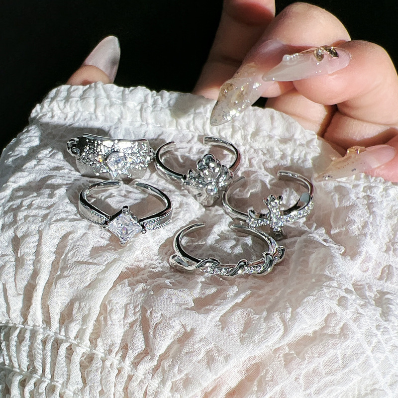 A simple and fashionable iris cross open ring with a cold and elegant style for women, exuding a sense of luxury and sophistication. It's a niche index finger ring details Picture