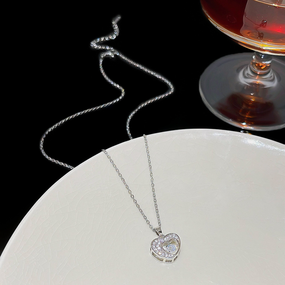 A light luxury InS-style heart-shaped collarbone chain, a niche new design sense, a simple and elegant necklace, a popular accessory necklace for women Specification drawing