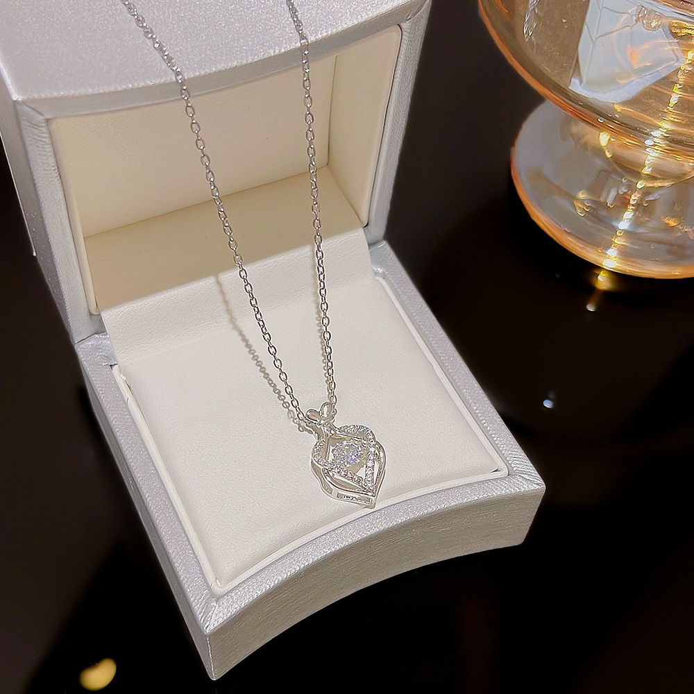 The Japanese and Korean heart-to-heart necklace, titanium steel neckchain, super glittering zirconium heart-shaped pendant, Internet celebrity accessory, personalized collarbone chain for women Application Scenario