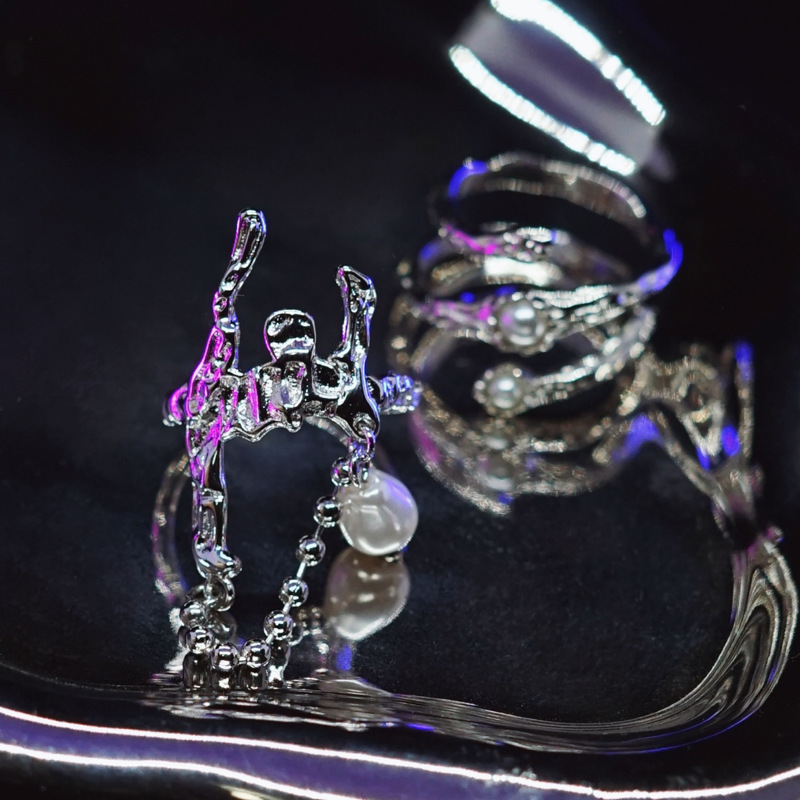 A niche design chain pearl irregular exquisite open ring with a feminine high-end feel, an ins cold and elegant style ring Application Scenario