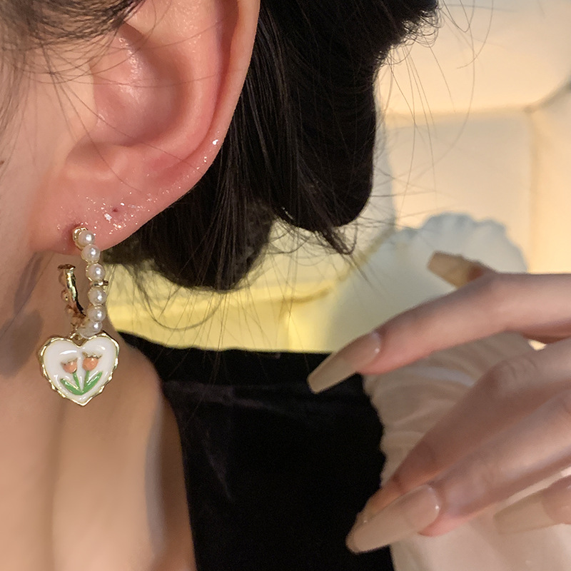S925 Silver Needle Tulip Pearl Flower Earrings, women's fashionable, fresh and sweet heart-shaped stud earrings and accessories wholesale Application Scenario