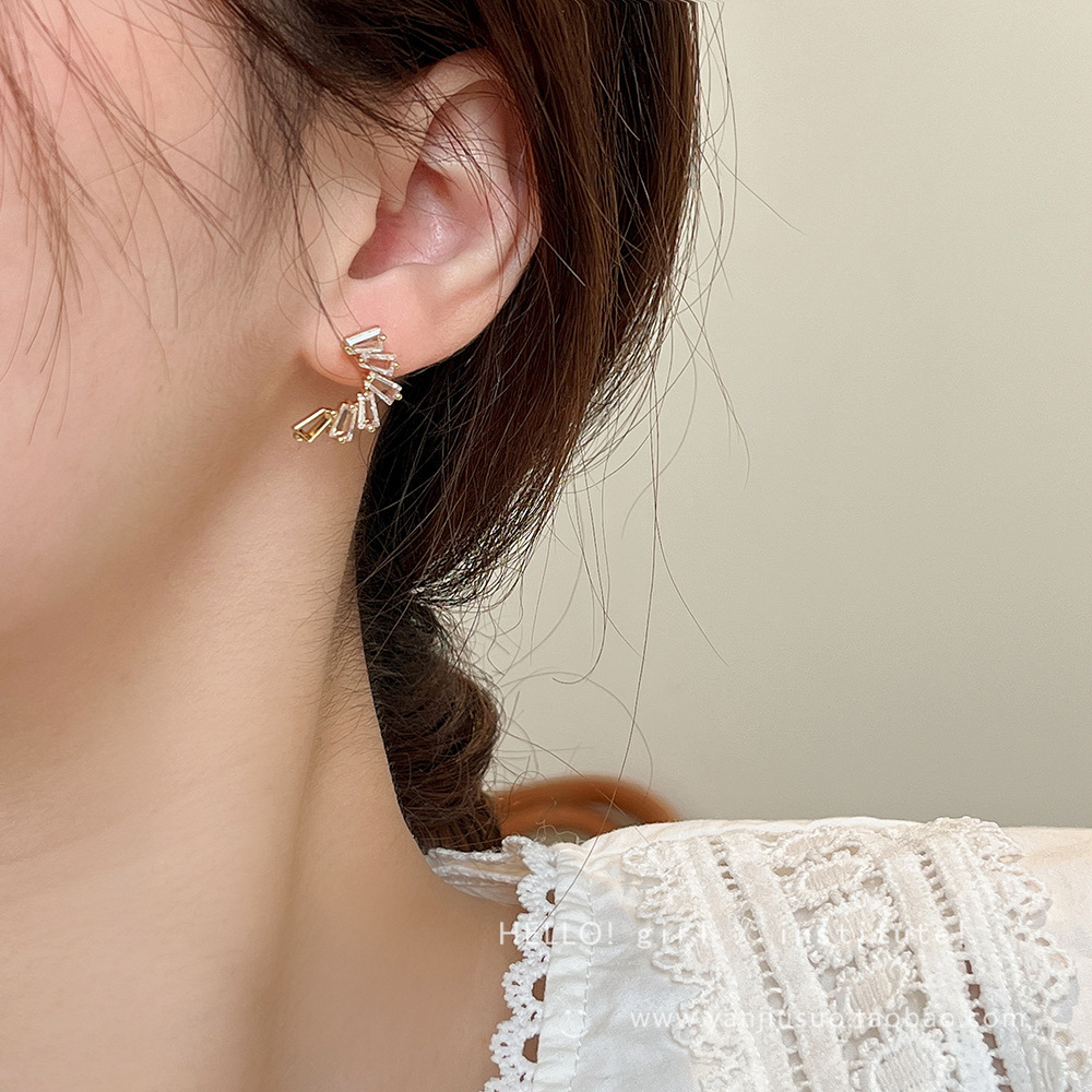 Exquisite zircon stud earrings for women's summer, a niche design of earrings, a new style of trendy, light luxury and high-end accessories in 2025 Specification drawing