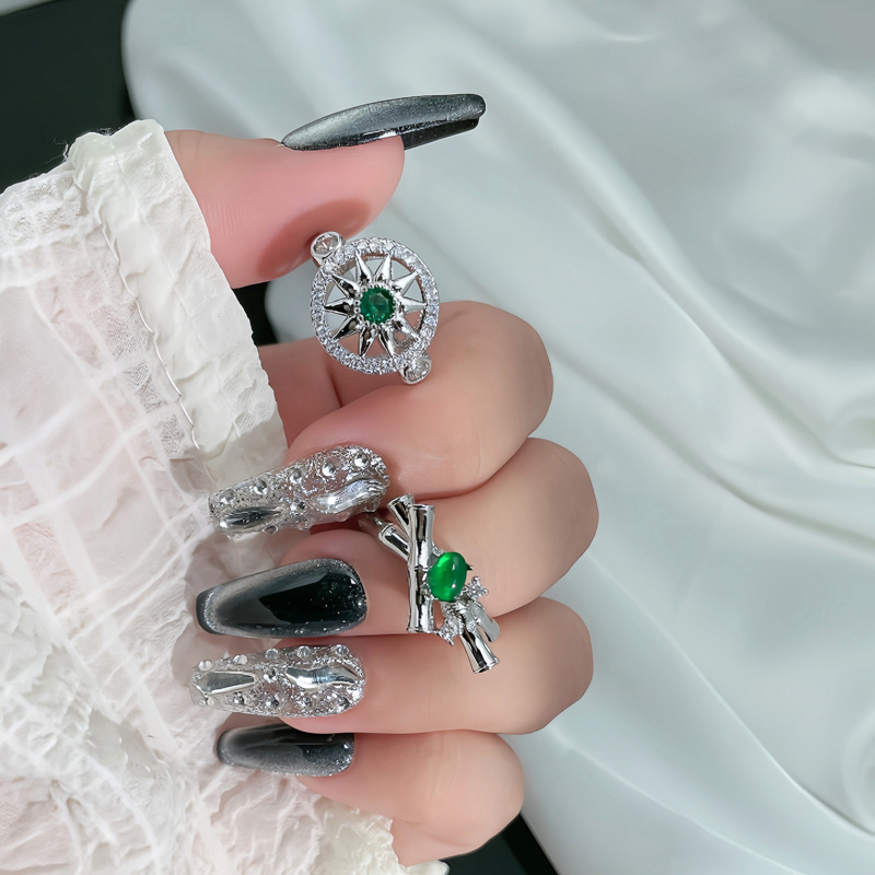 New Chinese-style French exquisite green diamond rosette star-shaped ring, feminine charm, niche bamboo joint cold style food ring details Picture