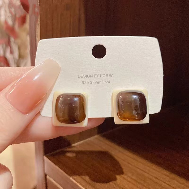 Hong Kong-style retro sugar cube earrings, a niche design for women with a high-end feel, new trendy, unique and stylish earrings in 2025 full figure