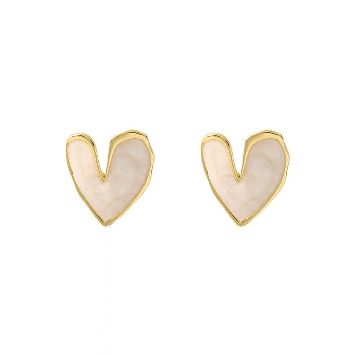 The 2025 new Japanese and Korean heart-shaped stud earrings are versatile, with a fresh and cold style and a high-end feel. They are a pair of pearlescent earrings for girls Item Picture