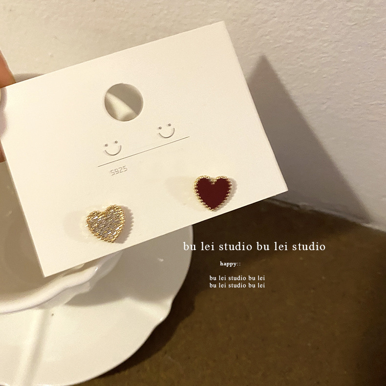 Red heart-shaped asymmetrical stud earrings for women, new style in 2025, trendy, sweet, special design sense, niche, simple and cold style Application Scenario