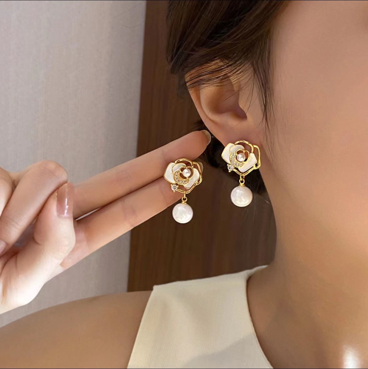 The 2025 new camellia pearl stud earrings for women are a niche, stylish, and versatile style with a touch of sophistication details Picture