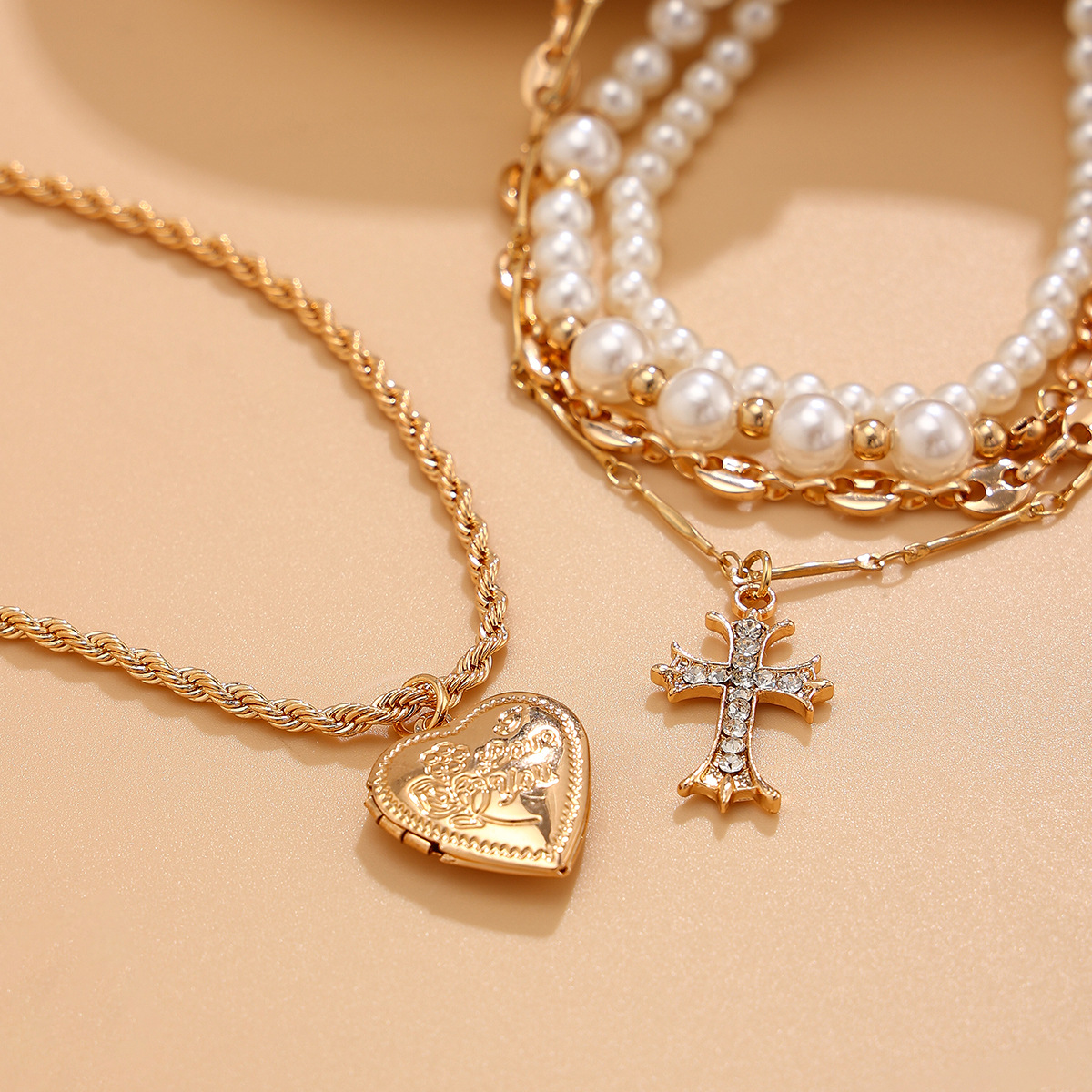 European and American cross-border jewelry, fashionable pearl beaded collarbone chain 2-piece set, heart-shaped multi-layer alloy necklace for women Application Scenario