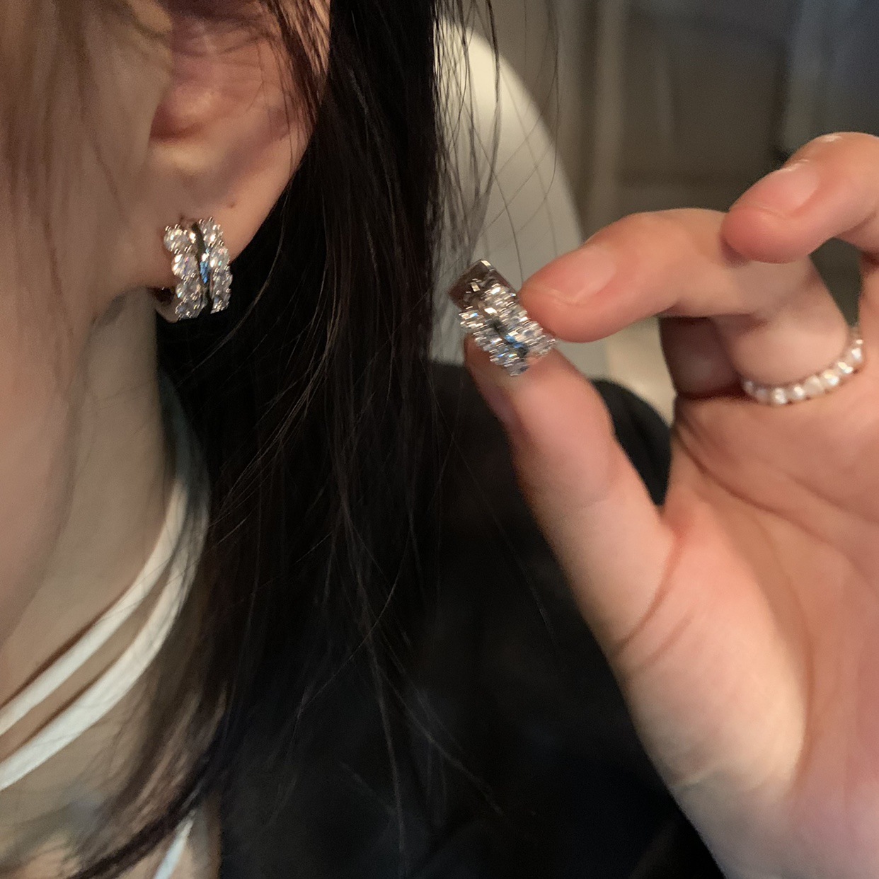 The 2023 new style of cold and stylish, versatile earrings, women's niche, high-end, fashionable and simple zircon stud earrings Application Scenario