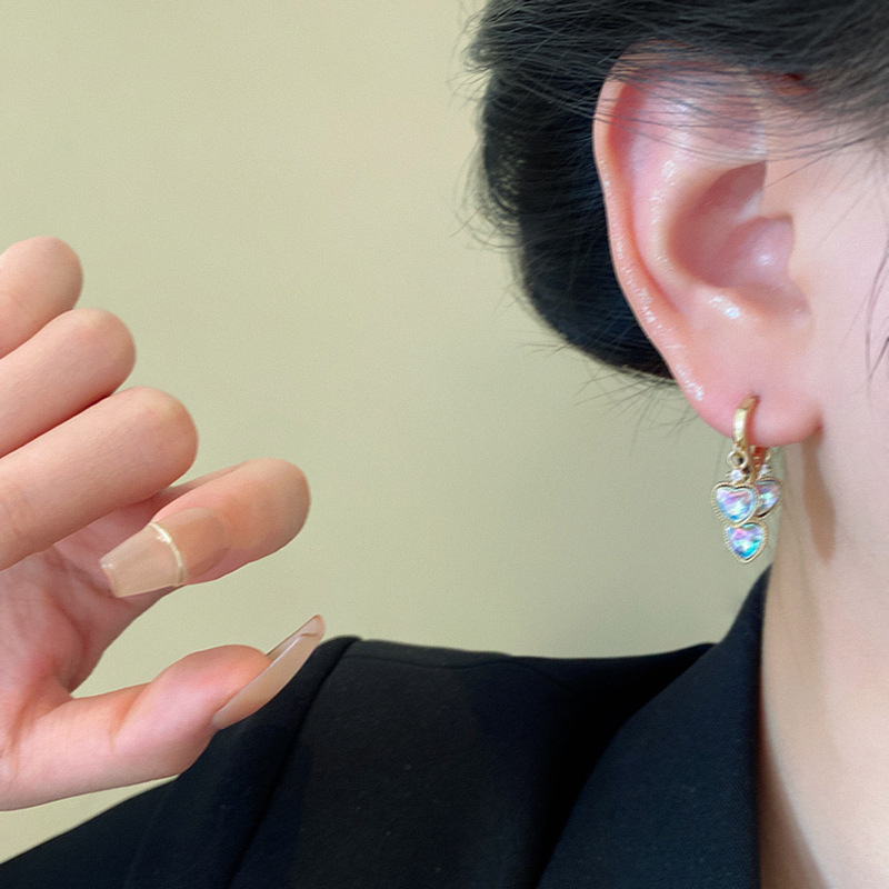 Light luxury, exquisite and dazzling heart-shaped earrings, a niche design for women, versatile and personalized ear buckles, fashionable and trendy earrings that are popular on the Internet Application Scenario