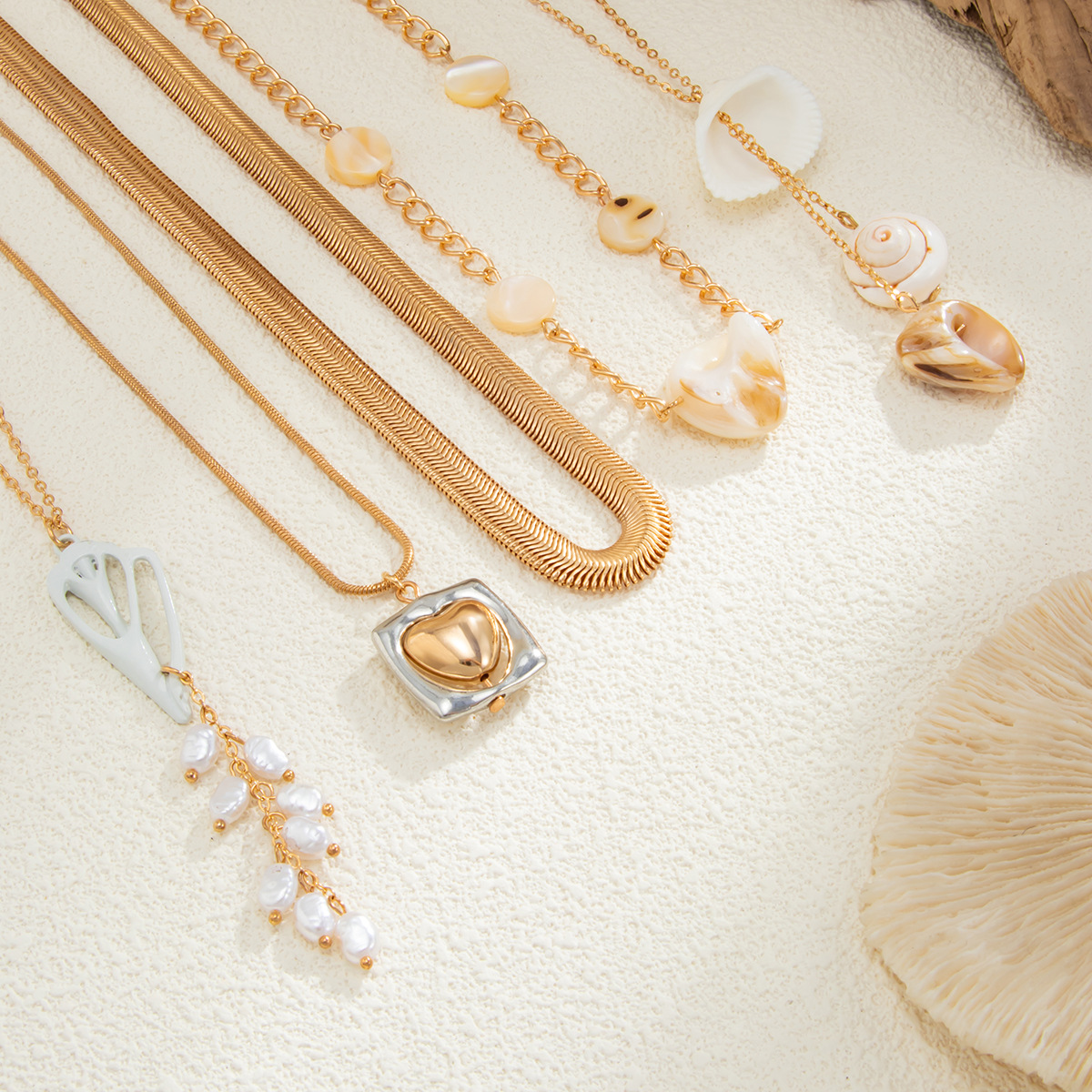 European and American cross-border jewelry, Bohemian imitation pearl shell multi-layer pendant necklace, ins design sense flat snake bone chain Application Scenario
