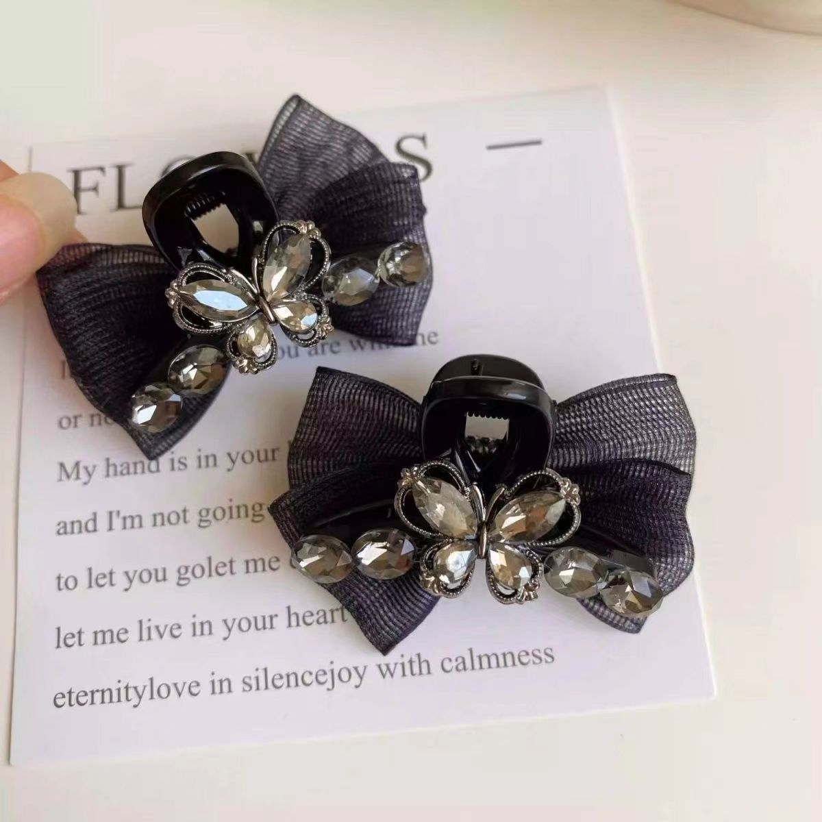 The new autumn and winter collection features a light luxury style with a black mesh butterfly diamond fringe clip and a high-end side hair clip Specification drawing